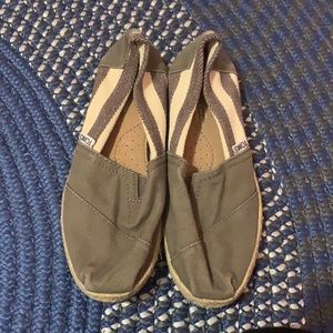 Toms 5.5 slip on shoes
